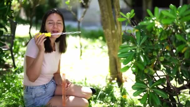 Jeune Femme Souriante Assise Sur Herbe Dans Jardin Soufflant Des — Video