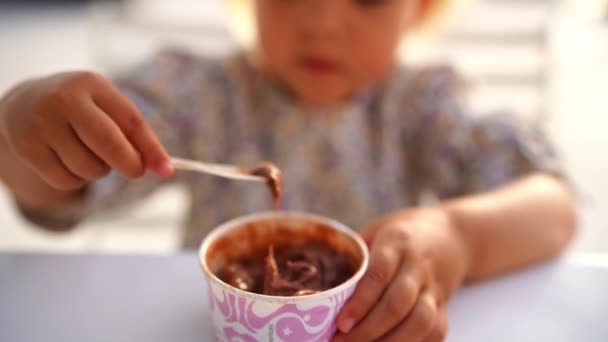 소녀는 초컬릿 아이스크림 먹는다 고품질 — 비디오