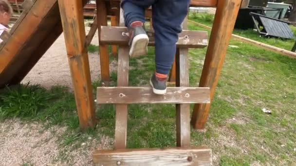 Menina Sobe Uma Escada Madeira Até Slide Parque Infantil Imagens — Vídeo de Stock
