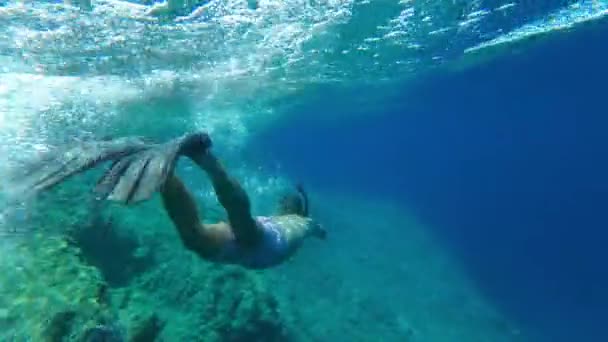 Hombre Nada Largo Acantilado Bajo Agua Emerge Superficie Del Mar — Vídeo de stock