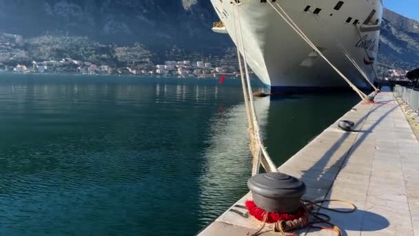 Grande Nave Crociera Ormeggiata Molo Con Corde Filmati Alta Qualità — Video Stock