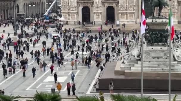 Turistler Duomo Yakınlarındaki Meydanda Kral Victor Emmanuel Anıtının Yanında Yürüyorlar — Stok video