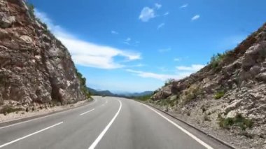 Bir dağ otoyolunda hareket var. Yoldan geçen arabalar var. Yüksek kalite 4k görüntü