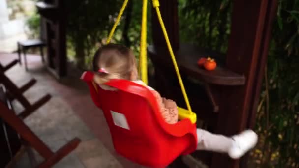 Küçük Gülen Kız Çardakta Salıncakta Sallanıyor Yüksek Kalite Görüntü — Stok video