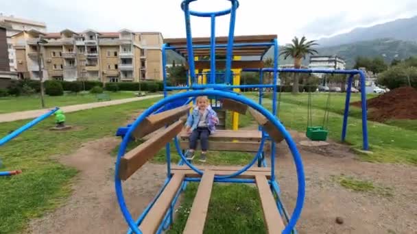 Menina Com Coelho Pelúcia Enquanto Sentado Uma Mesa Parque Infantil — Vídeo de Stock