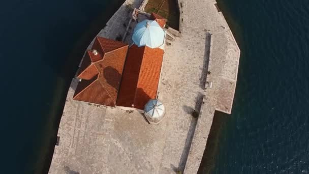 Cúpulas Telhado Igreja Nossa Senhora Sobre Rochas Uma Ilha Montenegro — Vídeo de Stock