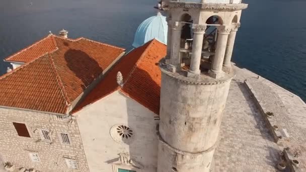 Dzwonnica Kościoła Matki Bożej Skałach Wyspie Czarnogóra Wysokiej Jakości Materiał — Wideo stockowe