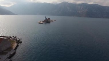 Gospa od Skrpjela adasının yanındaki Aziz George adası. Karadağ. Yüksek kalite 4k görüntü