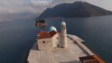 Gospa od Skrpjela adasındaki kilise. Karadağ. Yüksek kalite 4k görüntü
