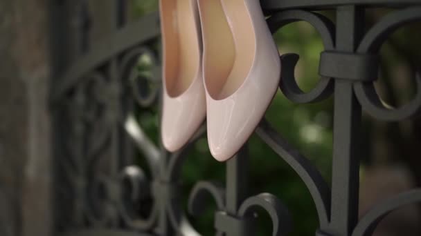 Δερμάτινα Παπούτσια Που Κρέμονται Στον Φράχτη Του Κήπου Υψηλής Ποιότητας — Αρχείο Βίντεο