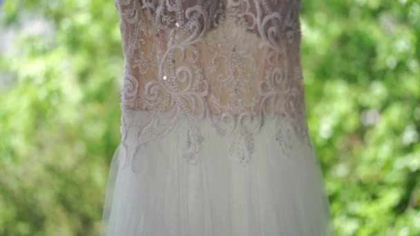 Біла Весільна Сукня Висить Вішалці Вікні Високоякісні Fullhd Кадри — стокове відео