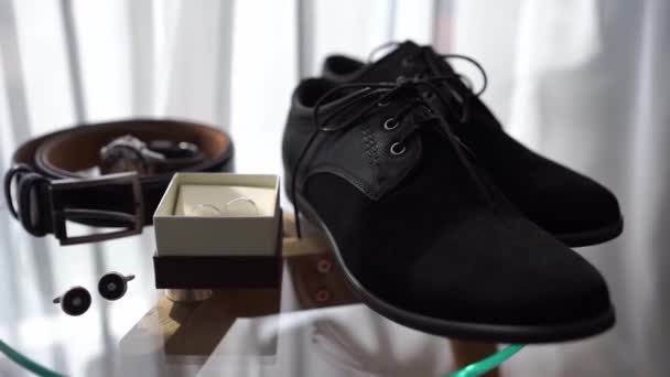 Sapatos Masculinos Estão Mesa Lado Anéis Abotoaduras Cinto Imagens Fullhd — Vídeo de Stock