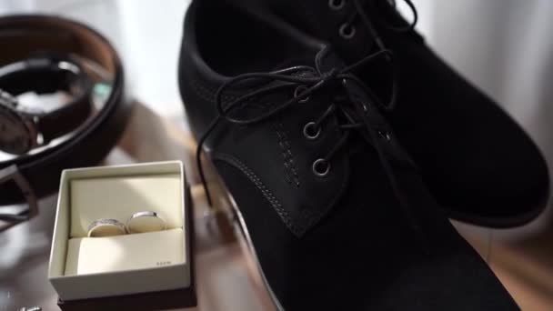Los Zapatos Ante Negro Para Hombre Están Junto Los Anillos — Vídeo de stock