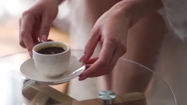 Panna Młoda Szlafroku Podnosi Filiżankę Kawy Spodka Stołu Wysokiej Jakości — Wideo stockowe