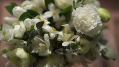Masadaki vazoda duran beyaz buket. Üst Manzara. Yüksek kaliteli FullHD görüntüler