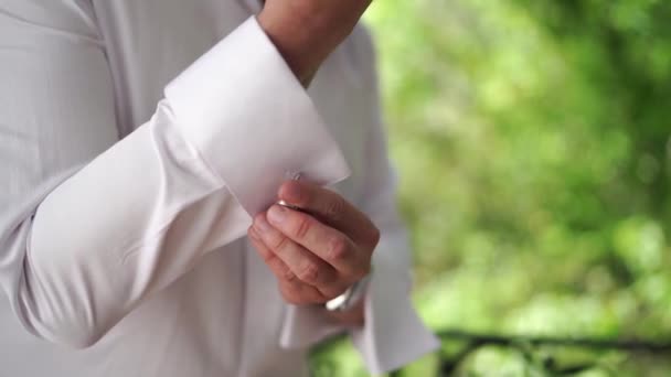 Homem Camisa Branca Prende Abotoaduras Manga Close Imagens Fullhd Alta — Vídeo de Stock