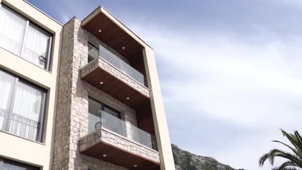 Dağ Eteklerinde Taş Bir Cephe Cam Balkonlarla Bir Bina Yüksek — Stok video