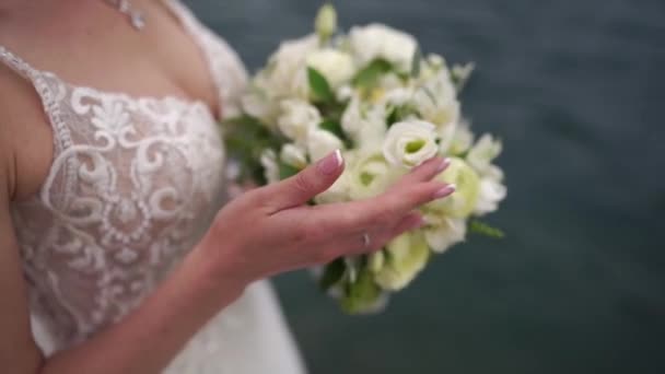 Bruid Een Witte Jurk Streelde Een Boeket Bloemen Met Haar — Stockvideo
