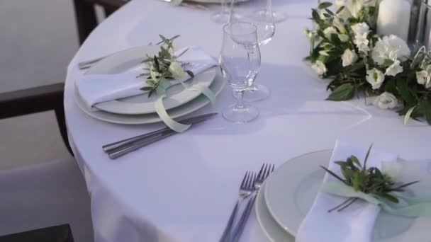 Ünnepi Asztal Virágokkal Szalvétákkal Tányérokon Kiváló Minőségű Fullhd Felvételek — Stock videók