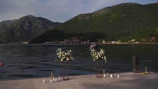 Hochzeit Halbbogen Von Blumensträußen Auf Gestellen Auf Der Seebrücke Meer — Stockvideo