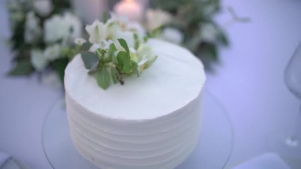 Γαμήλια Τούρτα Στολισμένη Λουλούδια Στέκεται Πάνω Περιστρεφόμενο Κιόσκι Στο Τραπέζι — Αρχείο Βίντεο