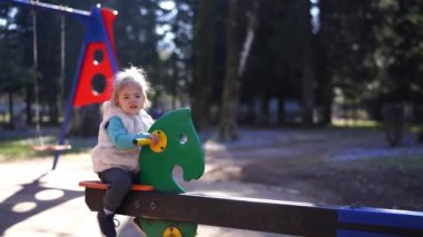 Parkta salıncakta sallanan küçük kız. Yüksek kalite 4k görüntü