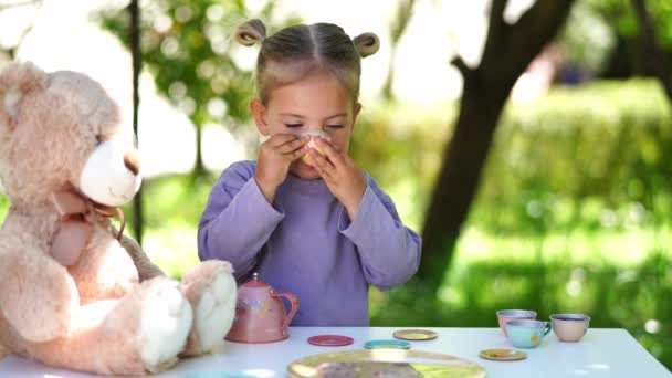 Bambina Beve Una Tazza Giocattolo Tavolo Con Orsacchiotto Filmati Alta — Video Stock