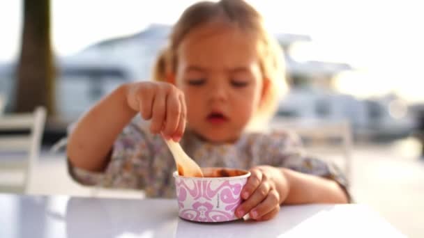 Petite Fille Remuant Crème Glacée Chocolat Dans Une Tasse Avec — Video