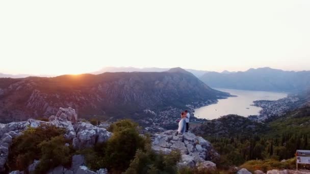 Novia Novio Abrazan Una Cima Montaña Sobre Bahía Kotor Panorama — Vídeos de Stock