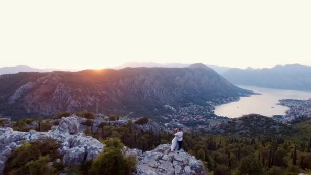 Noiva Noivo Abraçar Uma Montanha Acima Baía Kotor Montenegro Imagens — Vídeo de Stock