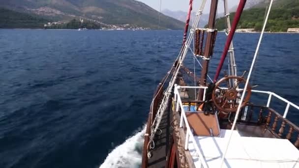 Vista Dalla Prua Una Nave Con Timone Galleggiante Sul Mare — Video Stock