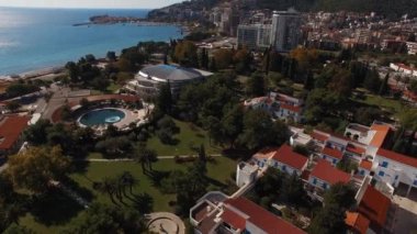 Yeşil ağaçların arasında yüzme havuzları olan modern oteller. Budva, Karadağ. Yüksek kalite 4k görüntü