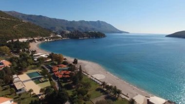 Dağın eteğindeki kumlu deniz kıyısında. Yüksek kalite 4k görüntü