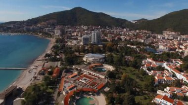 Budva 'nın yeni bir bölümü körfez kıyısında. Karadağ. Yüksek kalite 4k görüntü