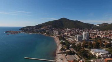 Budva 'nın yeni bölümü. Körfezde modern oteller var. Karadağ. Yüksek kalite 4k görüntü