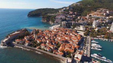 Budva 'nın eski bir kısmı dağların eteğindeki deniz kıyısında. Drone. Yüksek kalite 4k görüntü