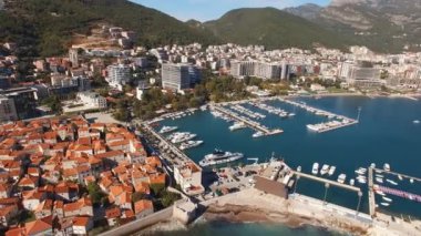 Budva açıklarında demirli yatları olan bir Marina. Karadağ. Drone. Yüksek kalite 4k görüntü