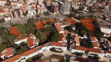 Budva 'daki otoyolda yol trafiği modern binalar arasında. Drone. Yüksek kalite 4k görüntü