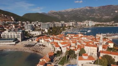 Budva 'nın eski bir parçası. Aziz Niklas kilisesi antik taş evlerin arasında. Yüksek kalite 4k görüntü