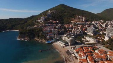 Modern otelleri ve kumlu plajları olan Budva 'nın deniz kıyısında. Yüksek kalite 4k görüntü