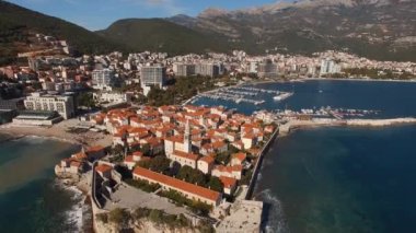 Budva 'nın eski ve yeni bölgelerine hava manzarası. Karadağ. Yüksek kalite 4k görüntü