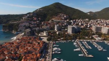 Budva 'nın eski ve yeni kısımları arasında demirli yatları olan Marina. Drone. Yüksek kalite 4k görüntü