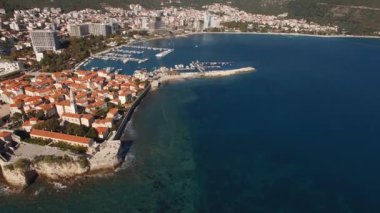 Dağların eteğindeki Budva tatil köyü. Karadağ. Drone. Yüksek kalite 4k görüntü