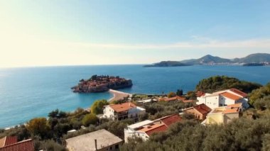 Kotor Körfezi 'ndeki Sveti Stefan adasının insansız hava aracı görüntüsü. Karadağ. Yüksek kalite 4k görüntü