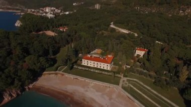 Villa Milocer kumlu sahilde, yeşil ağaçların arasında. Karadağ. Yüksek kalite 4k görüntü