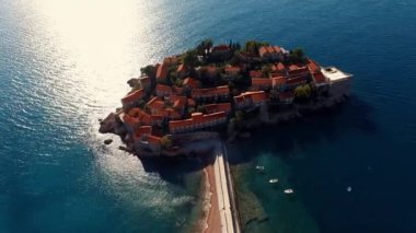 Kotor Körfezi 'ndeki Sveti Stefan adası, parlak gün ışığında. Karadağ. Yüksek kalite 4k görüntü