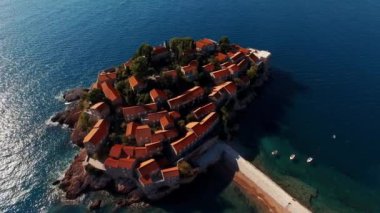 Kotor Körfezi 'ndeki Sveti Stefan adasında eski evler. Yüksek kalite 4k görüntü
