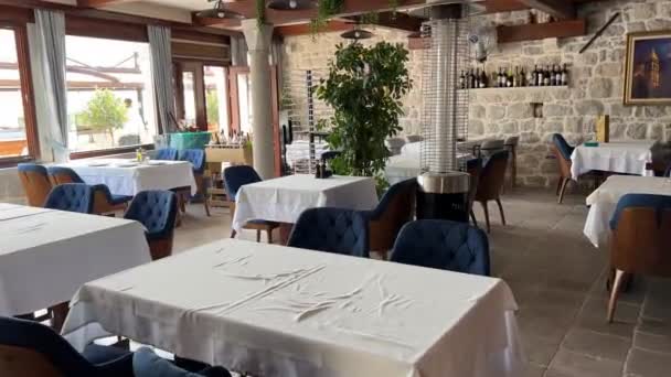 Fauteuils Près Des Tables Avec Des Nappes Blanches Dans Restaurant — Video