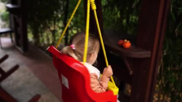 Mała Dziewczynka Śmieje Się Wirując Huśtawce Altanie Ogrodzie Wysokiej Jakości — Wideo stockowe