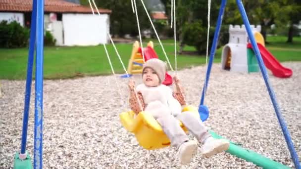 Petite Fille Balance Sur Une Balançoire Dans Une Aire Jeux — Video